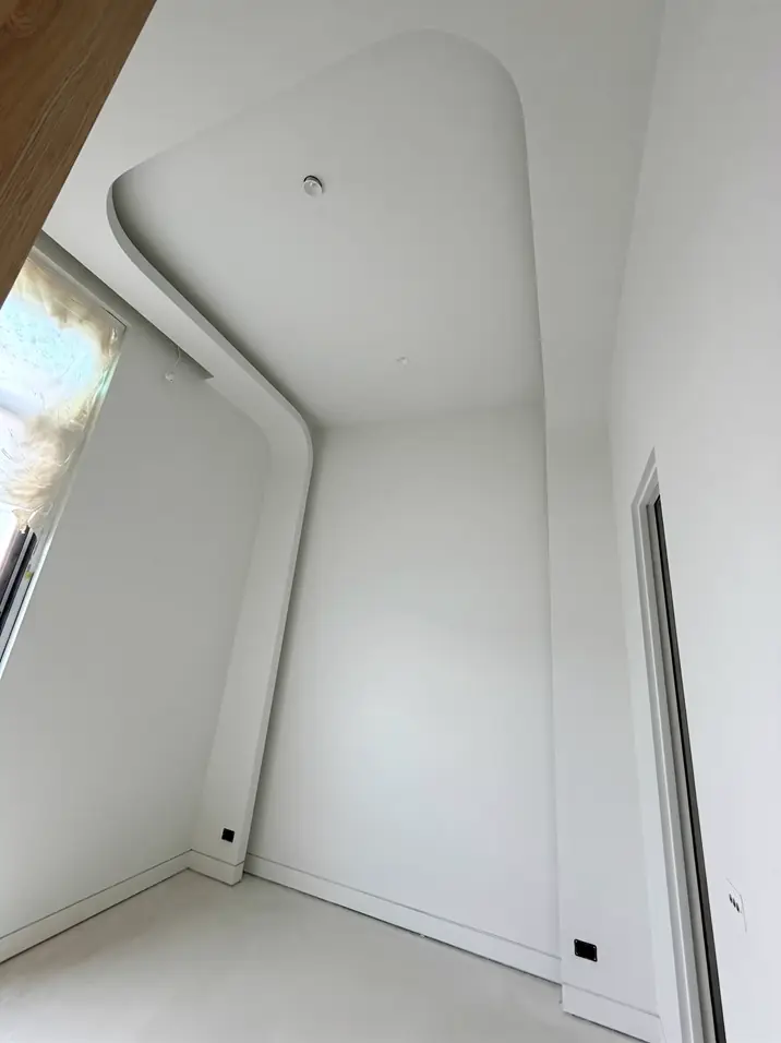 Curved Corner Bulkhead — Sweeping curved bulkhead finished in smooth set plaster.